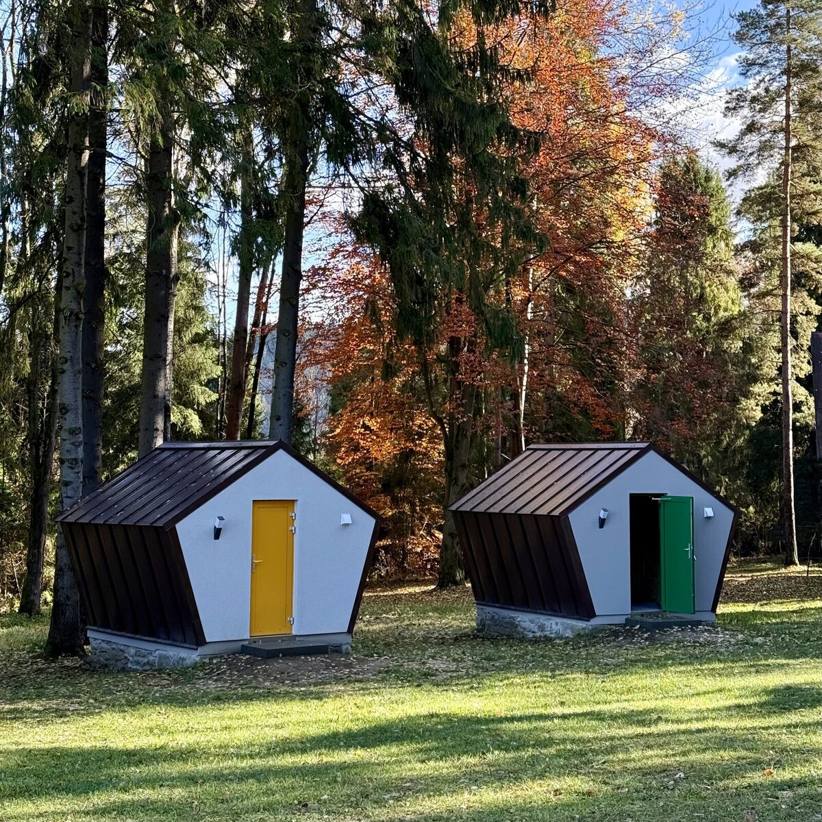 Chatka glampingowa Ďurkovec — nowoczesna drewniana chatka w lesie